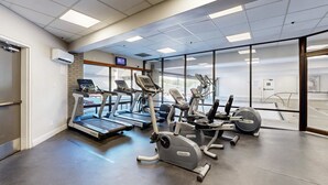 Ett gym med löpband, crosstrainers och en motionscykel.