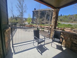 Terrace/patio - Light-filled condo near Canyons Village with mountain view, pool & hot tubs (Park City)