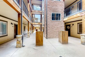 Property grounds - Light-filled condo near Canyons Village with mountain view, pool & hot tubs (Park City)