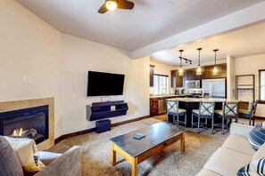 TV, fireplace, offices - Light-filled condo near Canyons Village with mountain view, pool & hot tubs (Park City)