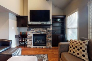TV, fireplace, offices - Lofty, contemporary condo within three blocks of the Park City Mountain Resort (Park City)