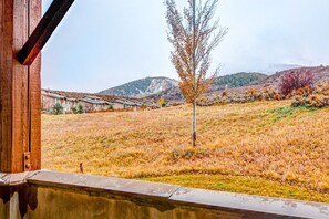 Property grounds - Superbly Updated Condo with Mountain Views, Shared Pool, Hot Tub, Walking Paths (Park City)