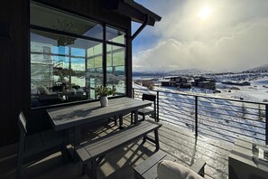Outdoor dining - Modern Mountain Home with beautiful views, hot tub & private sauna (Heber City)