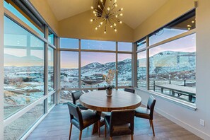 Dining - Modern Mountain Home with beautiful views, hot tub & private sauna (Heber City)