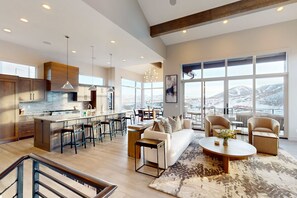 TV, fireplace, stereo, offices - Modern Mountain Home with beautiful views, hot tub & private sauna (Heber City)