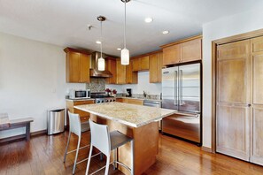 Fridge, microwave, oven, stovetop - Mountain condo located 3 blocks from Town Lift Plaza & Main Street (Park City)