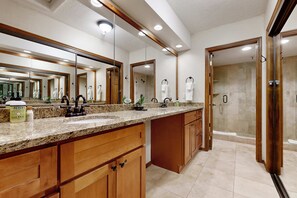 Shower, hair dryer, towels - Mountain condo located 3 blocks from Town Lift Plaza & Main Street (Park City)
