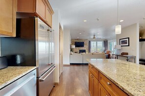 Interior - Mountain condo located 3 blocks from Town Lift Plaza & Main Street (Park City)