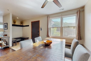 Dining - Mountain condo located 3 blocks from Town Lift Plaza & Main Street (Park City)