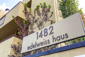 Ein Gebäude mit einem Schild, auf dem '1482 Edelweiss Haus' steht.