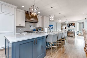 Fridge, microwave, oven, dishwasher - Posh Park City Paradise - Designer Interior, Hot Tub, Game Room & Epic Deck (Park City)