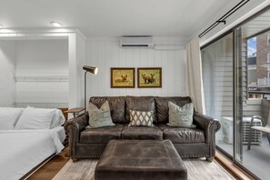 WiFi, bed sheets - Ski-in - ski-out condo with fireplace, pool, hot tub & sauna - walk to eateries (Park City)