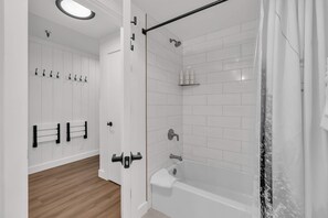 Shower, hair dryer, towels, shampoo - Ski-in - ski-out condo with fireplace, pool, hot tub & sauna - walk to eateries (Park City)