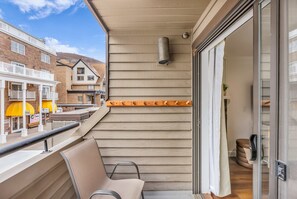 Terrace/patio - Ski-in - ski-out condo with fireplace, pool, hot tub & sauna - walk to eateries (Park City)