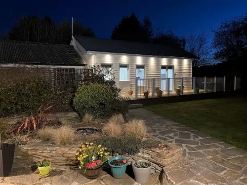 Chalet on the Green - Self Contained with parking.