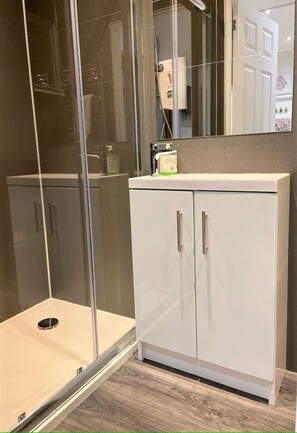Dusche, Haartrockner, Handtücher, Seife