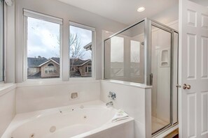 Shower, hair dryer, towels, shampoo - Newly remodeled home with arge private hot tub, fireplace, & nearby park (Cottonwood Heights)
