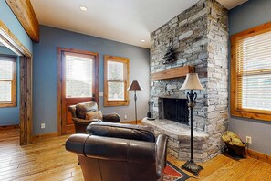 TV, fireplace, DVD player, stereo - Ski-In, Ski-Out on Park City's 'Gold Coast' - Private Hot Tub - Walk to Dining (Park City)