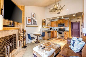 Living area - Mountain view condo w/ fireplace & shared sauna - walk to lifts & more (Park City)