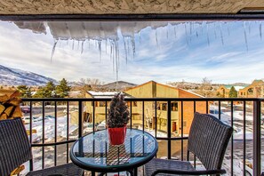 Outdoor dining - Mountain view condo w/ fireplace & shared sauna - walk to lifts & more (Park City)