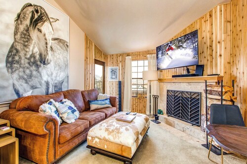 Mountain view condo w/ fireplace & shared sauna - walk to lifts & more