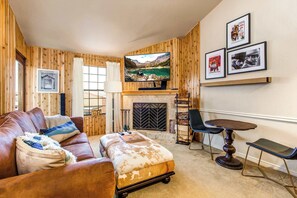 Living area - Mountain view condo w/ fireplace & shared sauna - walk to lifts & more (Park City)