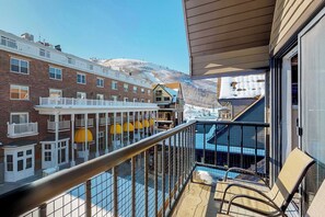 Property grounds - Ski-in/ski-out studio condo with balcony, pool, hot tub, & gym (Park City)