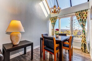 Dining - Cozy studio in the village with WiFi & easy slope access (Park City)