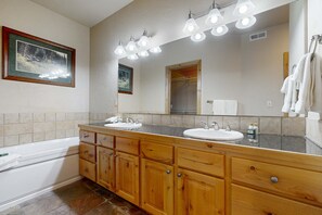 Shower, hair dryer, towels - Redstone Center Gem - Walk to Shops, close to Ski Shuttle Stop (Park City)