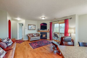 TV, fireplace, offices - Inviting mountain condo near the reservoir & slopes with pool & hot tub (Heber City)