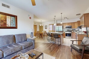 TV, fireplace, video games, offices - Spacious condo with pool, hot tub, garage, gym, & balcony - near Park City (Park City)