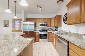 Fridge, microwave, oven, stovetop - Spacious condo with pool, hot tub, garage, gym, & balcony - near Park City (Park City)