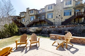 Terrace/patio - Spacious condo with pool, hot tub, garage, gym, & balcony - near Park City (Park City)
