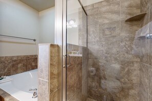Shower, hair dryer, towels - Spacious condo with pool, hot tub, garage, gym, & balcony - near Park City (Park City)