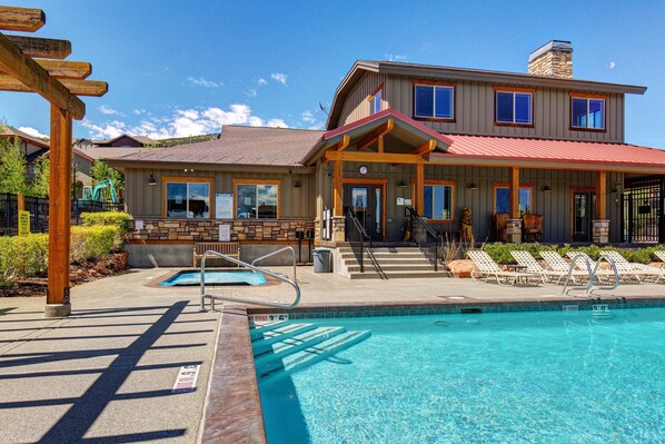 Pool - Spacious condo with pool, hot tub, garage, gym, & balcony - near Park City (Park City)