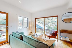 TV - 2-story home near Main St with private hot tub, deck, patio, ski & mtn views (Park City)