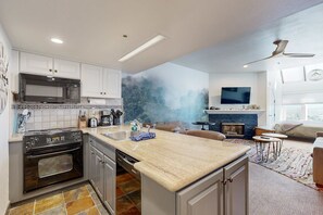 Private kitchen - Ski-In/Ski-Out Studio w/ Pool, Hot Tub, Fitness Center & Mountain Views (Park City)