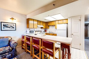 Private kitchen - Charming & sunlit ski getaway with fireplace & balcony - close to lifts & shops (Park City)