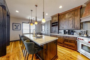 Fridge, microwave, oven, stovetop - ski-in - ski-out Deer Valley - Jordanelle family lodge with private hot tub (Heber City)