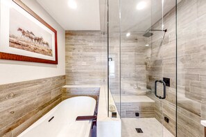 Shower, hair dryer, towels, shampoo - ski-in - ski-out Deer Valley - Jordanelle family lodge with private hot tub (Heber City)