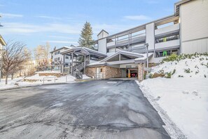 Exterior - Ski-in - ski-out condo with pool, hot tub & fireplace (Park City)