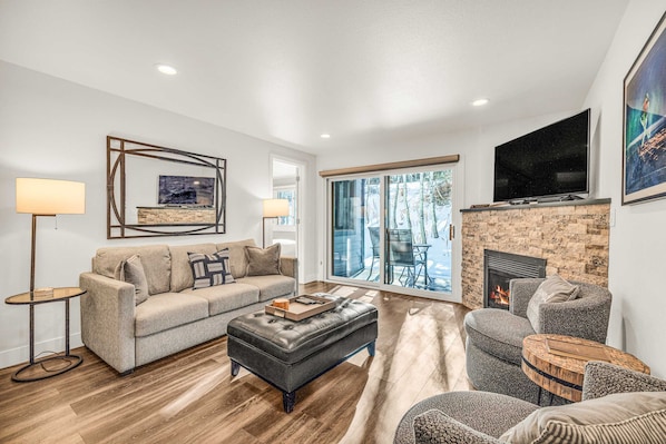 TV, fireplace, offices - Ski-in - ski-out condo with pool, hot tub & fireplace (Park City)