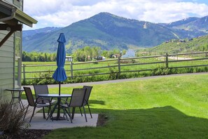Outdoor dining - Two-Story Condo Near Skiing with Fast WiFi, Central AC, Fireplace, & Grill (Park City)
