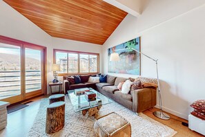 TV, fireplace, DVD player - Unique stay a walk from the lifts with jetted tub, fireplace, & mountain views (Park City)
