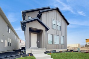 Exterior - Spacious, luxury multi-level home with en-suites, patio, balcony & hot tub (Park City)