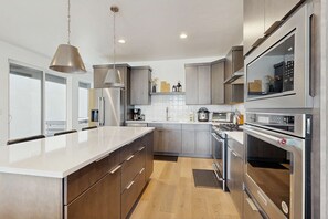 Fridge, microwave, oven, stovetop - Spacious, luxury multi-level home with en-suites, patio, balcony & hot tub (Park City)