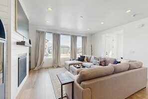 TV, fireplace, video games, offices - Spacious, luxury multi-level home with en-suites, patio, balcony & hot tub (Park City)