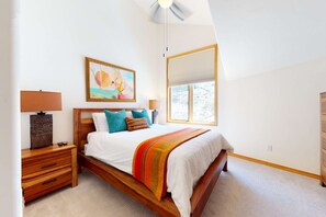3 bedrooms, iron/ironing board, travel cot, WiFi - Lovely home with gas fireplaces, patio, hot tub, & WiFi - great location & views (Park City)