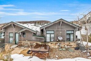 Property grounds - Lovely home with gas fireplaces, patio, hot tub, & WiFi - great location & views (Park City)