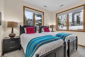 3 bedrooms, iron/ironing board, travel cot, WiFi - Lovely home with gas fireplaces, patio, hot tub, & WiFi - great location & views (Park City)